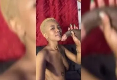 bebês sul-africanos esquisitos ASha brincando com pau