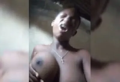 Pornô: Garota Surulere Omolade com belos seios