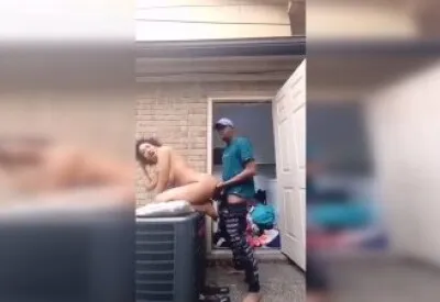 Pornografia quente: Casal negro africano transando lá fora antes de lavar a roupa