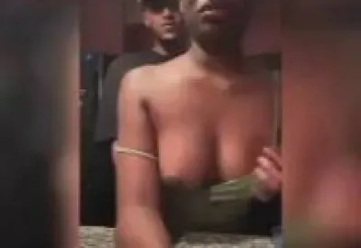 Pornografia quente: Garota africana peituda grava a si mesma sendo fodida por trás