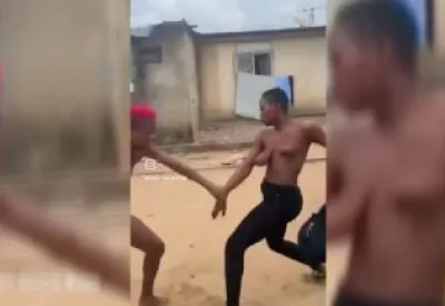 Pornografia quente: Garotas nigerianas brigando de topless em público