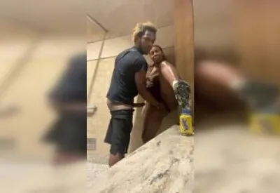 Sextape vazada: Garota com tesão e bunda gorda fodida no banheiro