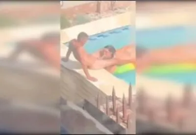 Vazamento de vídeo pornô: Casal Colorido Chupando Pau Na Piscina