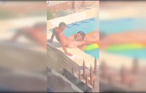 Vazamento de vídeo pornô: Casal Colorido Chupando Pau Na Piscina