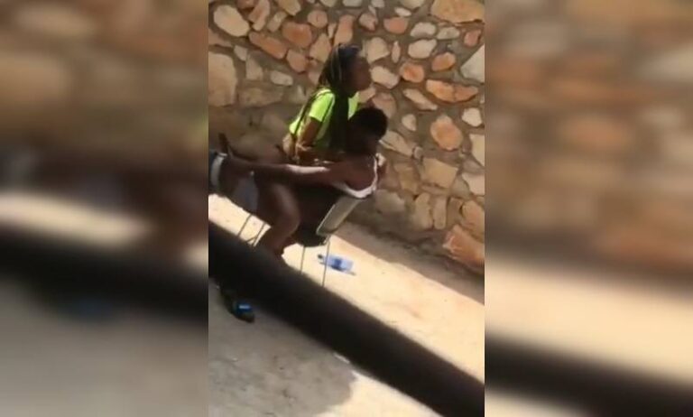 Pornografia africana: Ekasi Girl Riding Boyfriend Dick em uma cadeira do lado de fora