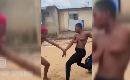 Pornografia quente: Naija Girls Fighting Topless In Public